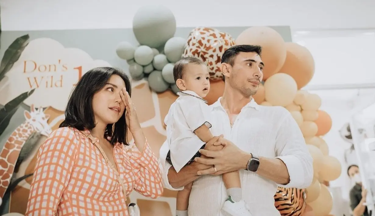 Di acara ultah pertama Don, keluarga Jessica Iskandar terlihat mengenakan pakaian dengan warna senada. [instagram/inijedar]