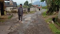 Warga perbaiki jalan rusak di Sukabumi. (Liputan6.com/Fira Syahrin)