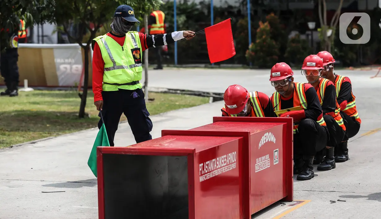 Peserta saat mengikuti Jakarta Fire Safety Challengge (JFSC) tahun 2022 di Lapangan Kantor Dinas Penanggulangan Kebakaran dan Penyelamatan (Gulkarmat), Duri Pulo, Jakarta Pusat, Selasa (9/8/2022). Kegiatan ini diikuti oleh 101 kontingen dari petugas Manajemen Keselamatan Kebakaran Gedung (MKKG) dan Manajemen Keselamatan Kebakaran Lingkungan (MKKL) di wilayah DKI Jakarta. (Liputan6.com/Johan Tallo)