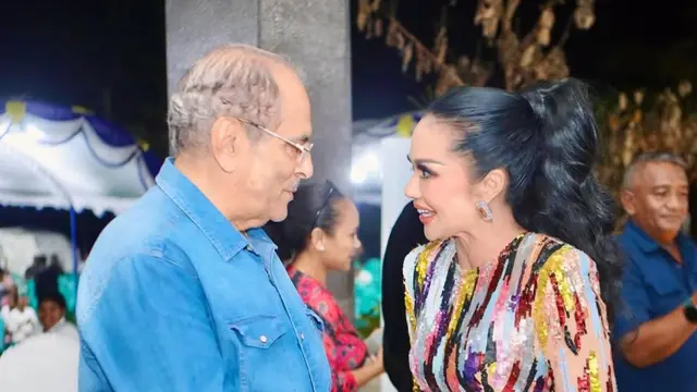 Krisdayanti saat Hadir di Pesta Ulang Tahun Presiden Timor Leste dengan dress colorfull. [@krisdayantilemos]