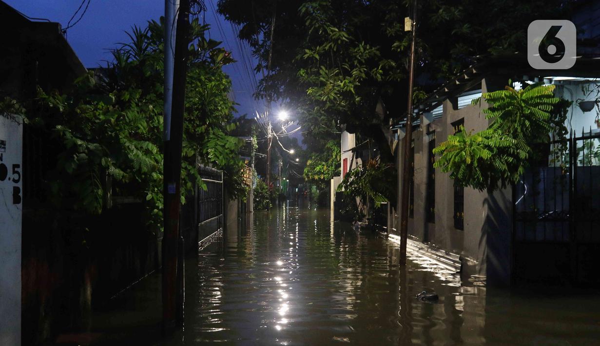 Kondisi banjir yang melanda Jalan Bangka, Jakarta, Rabu (4/1/2023). Hujan deras yang terjadi pada Rabu sore membuat Kali Mampang meluap hingga menyebabkan banjir di kawasan tersebut dengan ketinggian bervariasi mulai dari 40 hingga 60 cm. (Liputan6.com/Herman Zakharia)