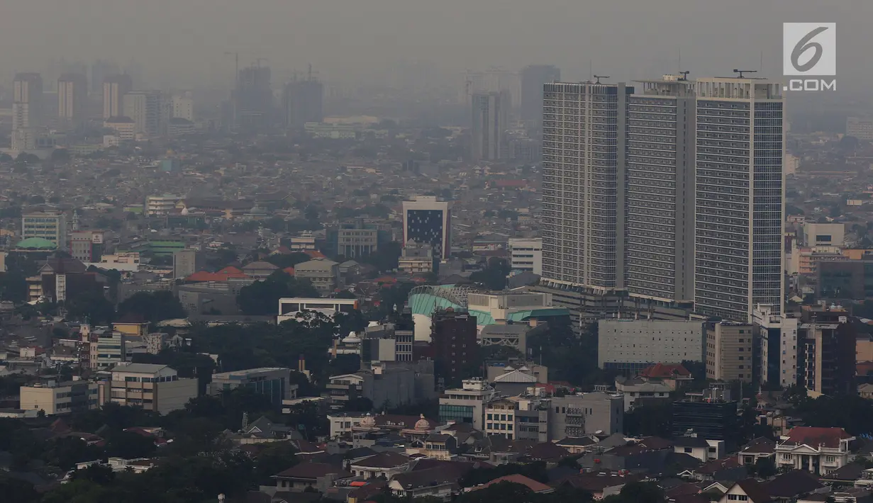Gedung bertingkat yang terlihat samar karena kabut polusi di Jakarta, Selasa (9/7/2019). Berdasarkan data DLH DKI Jakarta penyebab polusi di Jakarta semakin buruk akibat emisi kendaraan bermotor yang mencapai 75 persen, ditambah pencemaran dari industri dan limbah. (Liputan6.com/Johan Tallo)