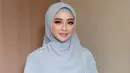 Ega memasangkan kebayanya dengan kain batik dan hijab warna biru muda senada. [@adamwedding.id/@eganoviantika_98]