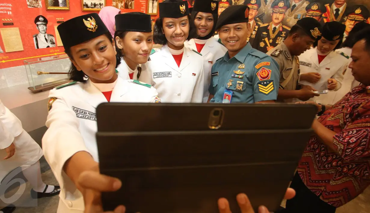 Pasukan pengibar bendera pada HUT RI ke-71 berfoto bersama di di Museum Polri, Jakarta, (19/8). 68 anggota Paskibraka dari 34 provinsi mengunjungi kompleks Mabes Polri. (Liputan6.com/Immanuel Antonius)