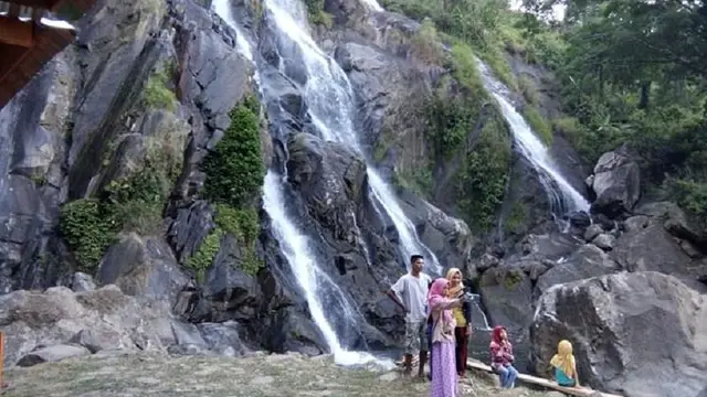 Panorama alam air terjun laliako yang menakjubkan (Liputan6.com/ Eka Hakim)