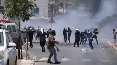 Pengunjuk rasa Druze bentrok dengan polisi Israel yang menembakkan gas air mata di Dataran Tinggi Golan, Rabu, 21 Juni 2023. (AP Photo/Fadi Amun)