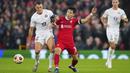 Pemain Liverpool, Wataru Endo (tengah) berebut bola dengan pemain Toulouse, Vincent Sierro (kiri) pada laga Grup E Liga Europa 2023/2024 di Anfield, Liverpool, Ingggris, Jumat (27/10/2023). Endo dipercaya oleh Jurgen Klopp bermain sejak awal pertandingan. (AP Photo/Jon Super)