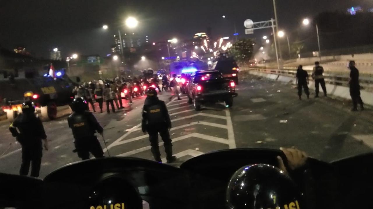 Massa demonstrasi di sekitar Gedung DPR RI Jakarta