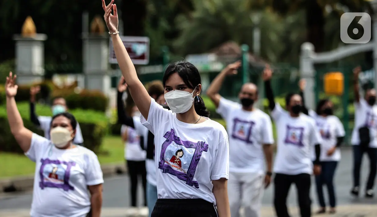 Aktivis yang tergabung dalam Serikat Buruh Migran Indonesia (SBMI) melakukan aksi damai di Kawasan Monas, Jakarta Pusat, Minggu (13/3/2022). Aksi ini merupakan bentuk protes kepada pemerintah dan perusahaan kerena telah bertindak tidak adil kepada para pekerja perempuan. (Liputan6.com/Johan Tallo)