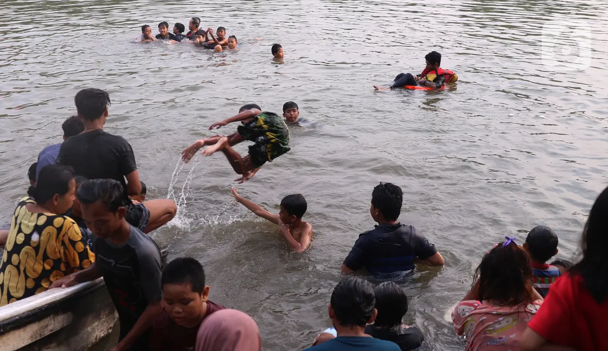 Warga  saat mengikuti keramas bersama di bantaran sungai Cisadane di kawasan Babakan, Kota Tangerang, Jumat (1/4/2022). Keramas bersama merupakan tradisi warga yang berada dikawasan tersebur sebagai simbol membersihkan diri untuk menyambut bulan Ramadhan. (Liputan6.com/Angga Yuniar)