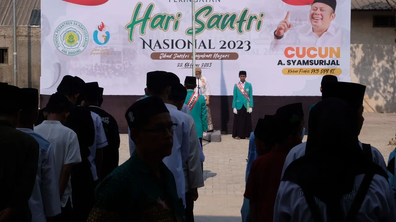 Ratusan santri melaksanakan upacara pada peringatan Hari Santri Nasional (HSN) tahun 2023. Mereka mengenakan pakaian ciri khas santri yaitu bersarung bagi santriwan, lengkap dengan peci dan surban, sebagai ciri khas santri. Tak terkecuali, di Pondok Pesan