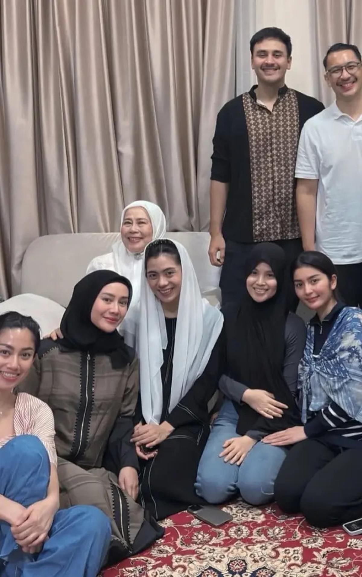 7 Momen Dewi Yull Doakan Ray Sahetapy di Tahlilan Hari Ke-7, Ingat Kebaikan Mantan Suami