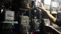 Warga melakukan pengisian listrik di rumah susun kawasan Jakarta, Selasa (30/11/2021). Kementerian ESDM bersama Banggar DPR RI berencana menerapkan kembali tariff adjustment (tarif penyesuaian) bagi 13 golongan pelanggan listrik PT PLN (Persero) non subsidi tahun 2022. (Liputan6 com/Angga Yuniar)