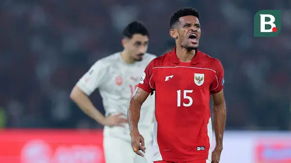 Pemain Timnas Indonesia, Ricky Kambuaya, merayakan kemenangan atas Bahrain pada laga kedelapan putaran ketiga Grup C kualifikasi Piala Dunia 2026 di Stadion Utama Gelora Bung Karno, Jakarta, Selasa (25/3/2025) malam WIB. (Bola.com/Abdul Aziz)