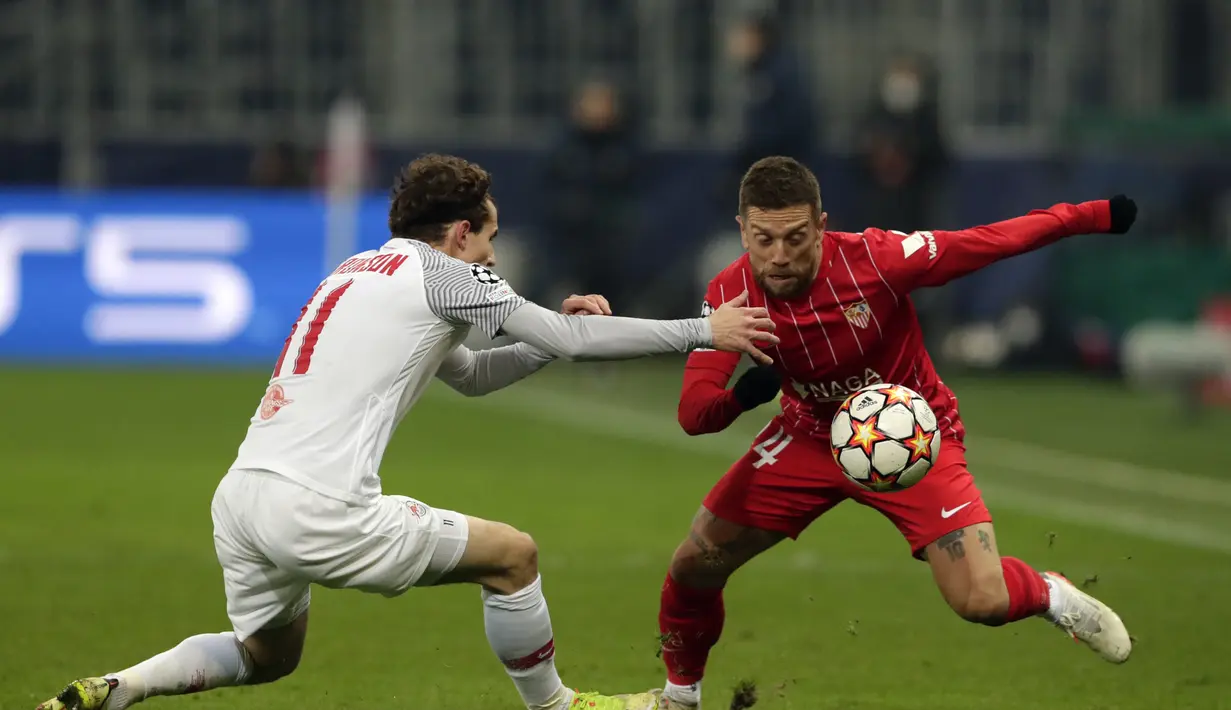 Gelandang Sevilla, Papu Gomez berusaha melewati pemain RB Salzburg, Brenden Aaronson selama pertandingan Grup G Liga Champions di Salzburg, Austria, Kamis (9/12/2021). Kemenangan ini membuat RB Salzburg menempati posisi kedua klasemen dengan torehan 10 poin. (AP Photo/Lisa Leutner)