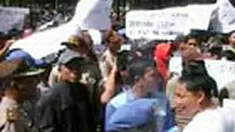Ribuan simpatisan calon bupati dan wakil bupati terpilih Kabupaten Konawe Selatan, Sultra, berunjuk rasa di depan kantor DPRD setempat. Mereka menolak putusan Mahkamah Konstitusi yang memerintahkan dilakukan pilkada ulang.