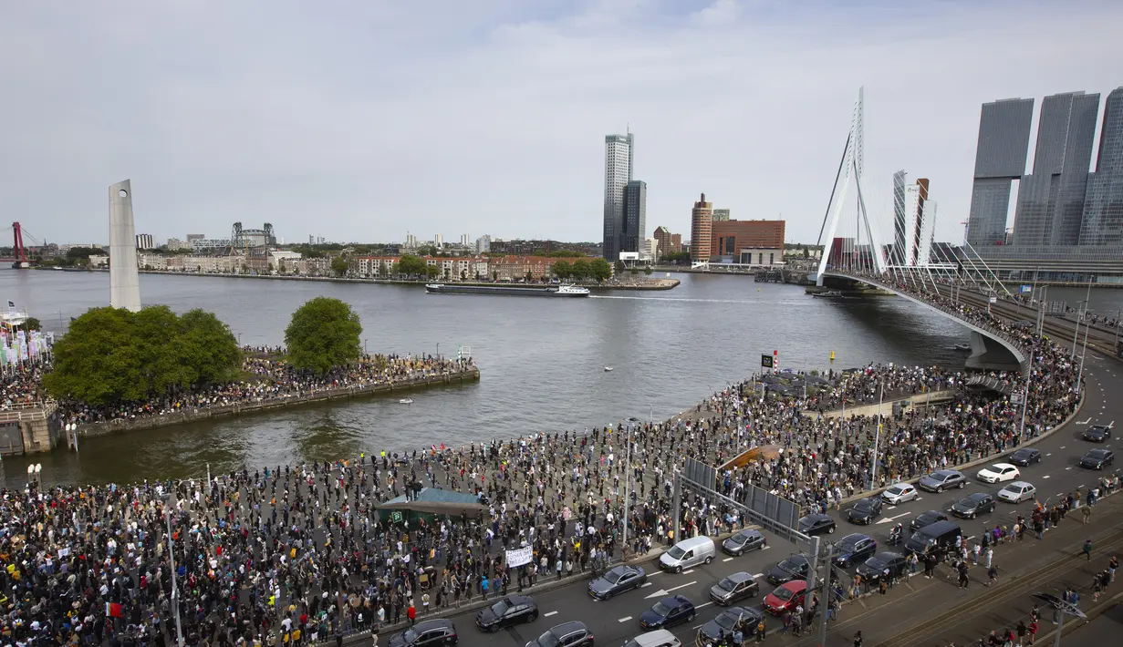 Ribuan demonstran memadati Jembatan Erasmus saat berunjuk rasa atas kematian George Floyd di Rotterdam, Belanda, Rabu (3/6/2020). Kematian pria kulit hitam George Floyd saat ditangkap oleh polisi Amerika Serikat memicu kemarahan di sejumlah negara. (AP Photo/Peter Dejong)