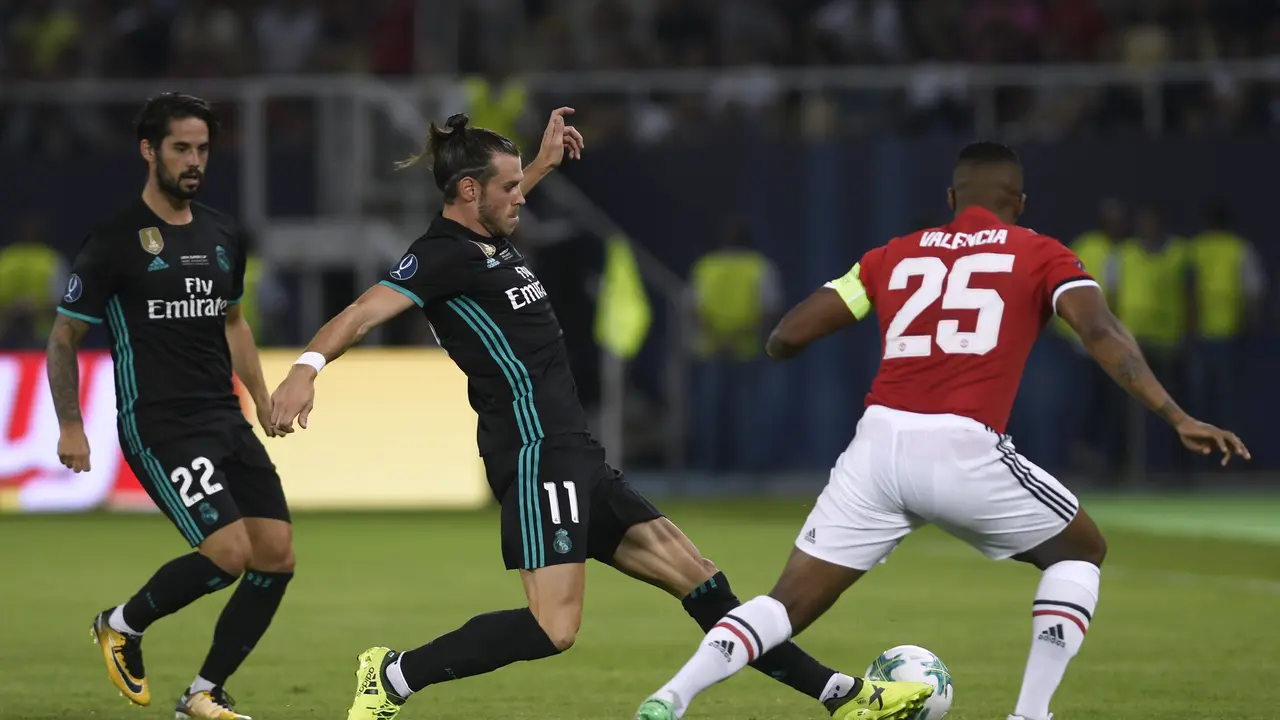 Winger Real Madrid, Gareth Bale (tengah), coba melewati bek Manchester United (MU), Antonio Valencia, pada laga Piala Super Eropa 2017 di Philip II Arena, Rabu (9/8/2017) dini hari WIB. 