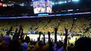 Selebrasi kemenangan fans Golden State Warriors atas Cleveland Cavaliers digim pertama pada final NBA 2015. (AFP/Frederic J Brown) 
