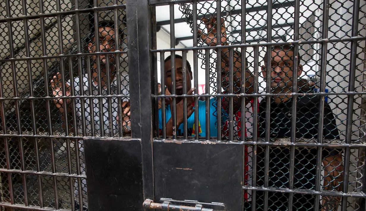 Sejumlah tahanan berada dibalik jeruji besi di penjara Piedras Gordas II di Lima, Peru, (15/3). Sebanyak 31 warga Spanyol yang ditahan karena narkoba kini tinggal menunggu waktu untuk dibebaskan dan dipulangkan. (AP Photo/Rodrigo Abd)