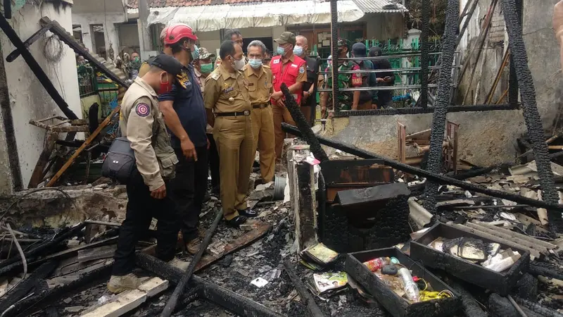 Gerak Cepat Plt Wali Kota Cimahi Tinjau dan Serahkan Bantuan untuk Korban Kebakaran di Cijerah