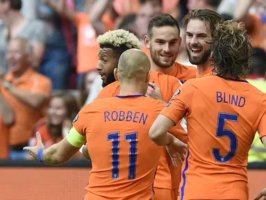 Para pemain Belanda merayakan gol Davy Propper saat melawan Bulgaria pada laga grup A kualifikasi Piala Dunia 2018 di Amsterdam, (3/9/2017). Belanda menang 3-1. (AFP/John Thys)