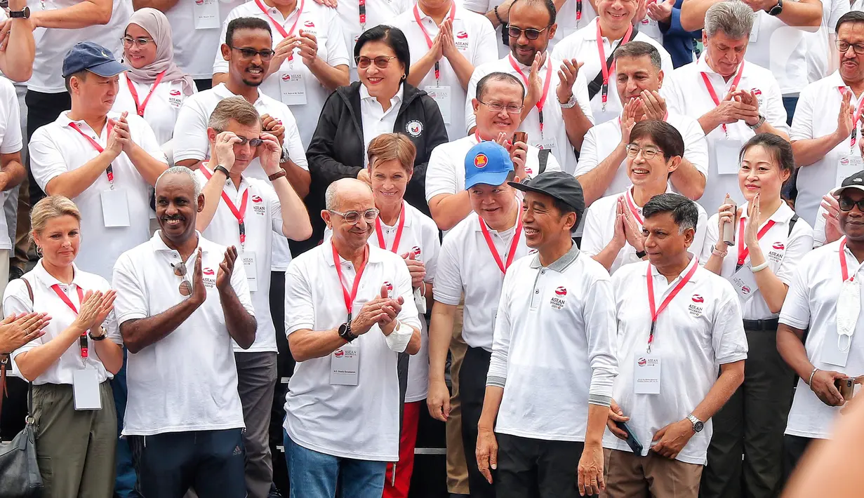 Presiden Joko Widodo (tengah) bersama jajaran menteri dan para duta besar negara-negara anggota Asean serta non-Asean saat membuka acara Kick Off ASEAN Indonesia 2023 di Bundaran HI, Jakarta, Minggu (29/1/2023). Acara tersebut merupakan 'kick off' keketuaan Indonesia dalam ASEAN 2023 yang puncaknya akan berlangsung dua kali, yakni Konferensi Tingkat Tinggi (KTT) ASEAN pada Mei 2023 di Labuan Bajo, Provinsi Nusa Tenggara Timur (NTT) dan KTT ASEAN Plus di Jakarta pada September 2023. (Liputan6.com/Angga Yuniar)