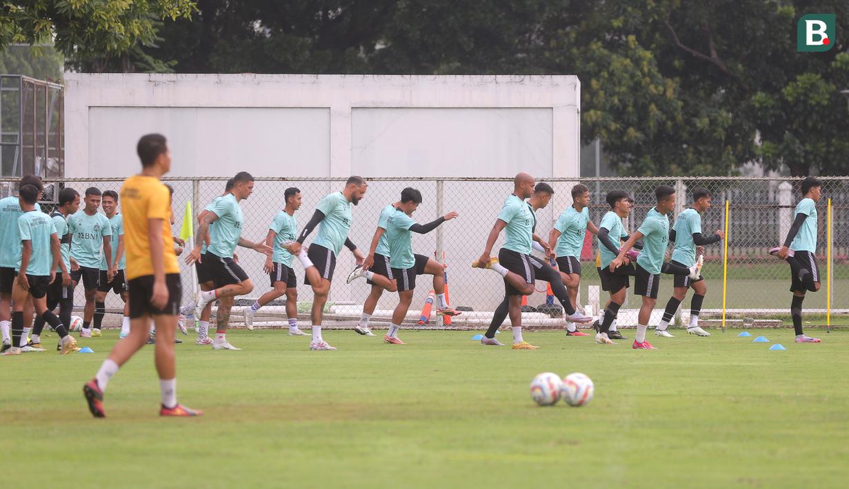 Pemain Bhayangkara FC saat sesi latihan di Lapangan B Senayan, Jakarta, Kamis (4/1/2023). (Bola.com/M Iqbal Ichsan)
