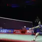 Pebulutangkis Jepang, Kento Momota, saat melawan wakil Denmark, Viktor Axelsen, pada final Indonesia Open 2018 di Istora Senayan, Jakarta, Minggu (8/6/2018). Momota menang 21-14 21-9. (Bola.com/M Iqbal Ichsan)