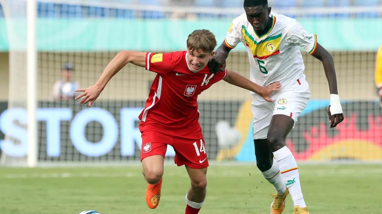 Timnas Senegal U-17 membantai Polandia U-17 pada laga matchday 2 Grup D Piala Dunia U-17 2023 di Stadion Si Jalak Harupat, Selasa (14/11/2023) sore WIB. Senegal yang tampil dominan berhasil mengunci kemenangan dengan skor telak 4-1.