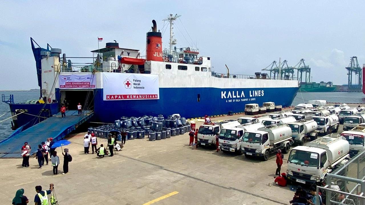 PMI Berangkatkan Kapal Kemanusiaan, Bawa 60 Tangki Air dan Bantuan Logistik untuk Aceh, Sumut dan Sumbar