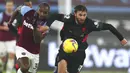 Pemain Liverpool, Nathaniel Phillips, berebut bola dengan pemain West Ham United, Michail Antonio, pada laga Liga Inggris di Stadion London, Minggu (31/1/2021). Liverpool menang dengan skor 3-1. (Clive Rose/Pool via AP)