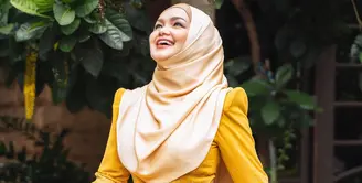 Kabar bagia datang dari penyanyi cantik Siti Nurhaliza. Ia mengumumkan lewat unggahan di akun Instagramnya tengah hamil, mengandung anak kedua. Di usia 41 tahun, Siti bersyukur masih dipercaya memiliki momongan lagi. (Instagram/ctdk)