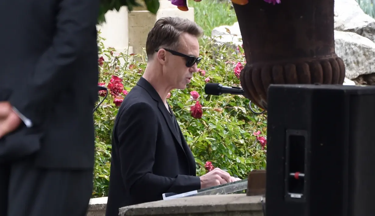 Matt Cameron, dari Soundgarden, berbicara di sebuah pemakaman untuk Chris Cornell di Hollywood Forever Cemetery di Los Angeles, AS (26/5). (Photo by Chris Pizzello/Invision/AP)