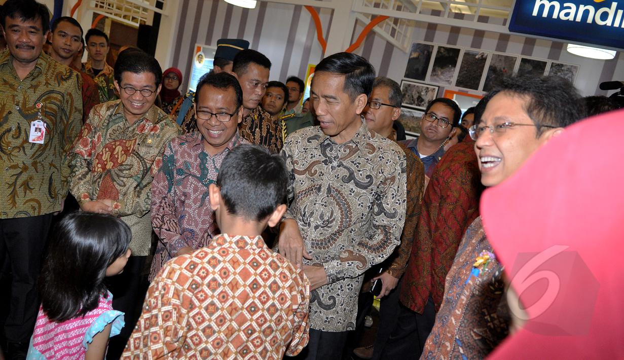 Presiden Joko Widodo berbincang dengan seorang anak usai peresmian di Jakarta Convention Centre (JCC), Jakarta, Kamis (12/3/2015).  GKN 2015 diikuti oleh ratusan wirausaha muda dan ribuan mahasiswa sebagai calon wirausaha. Liputan6.com/Faizal Fanani)