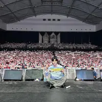 kehadiran Kim Seon-ho di Jakarta kembali mendapat sambutan meriah dari para penggemar. Dalam fan meeting Love Factory yang digelar di Indonesia Convention Exhibition pada 25 April 2026, sang aktor tampil hangat dan interaktif sepanjang acara. (foto/dok: x/kimseonho)