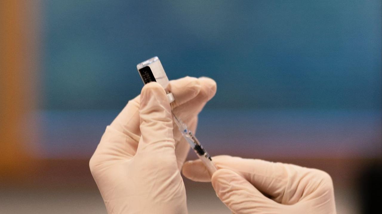 Demam kelenjar, atau mononukleosis infeksi, adalah suatu kondisi medis yang disebabkan oleh infeksi virus Epstein-Barr (EBV). EBV termasuk dalam keluarga herpesvirus dan menular melalui kontak dengan saliva yang terinfeksi. Salah satu ciri khas demam kel