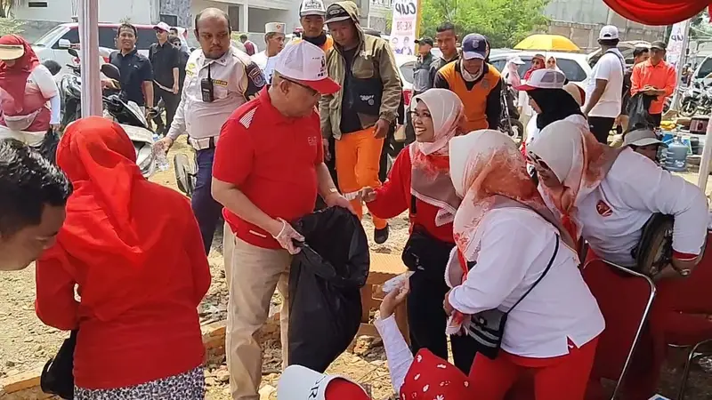 Wali Kota Depok, Mohammad Idris memunguti sampah usai puncak perayaan HUT ke-79 RI di area area Pasar Modern White House Sukatani, Depok. (Istimewa)