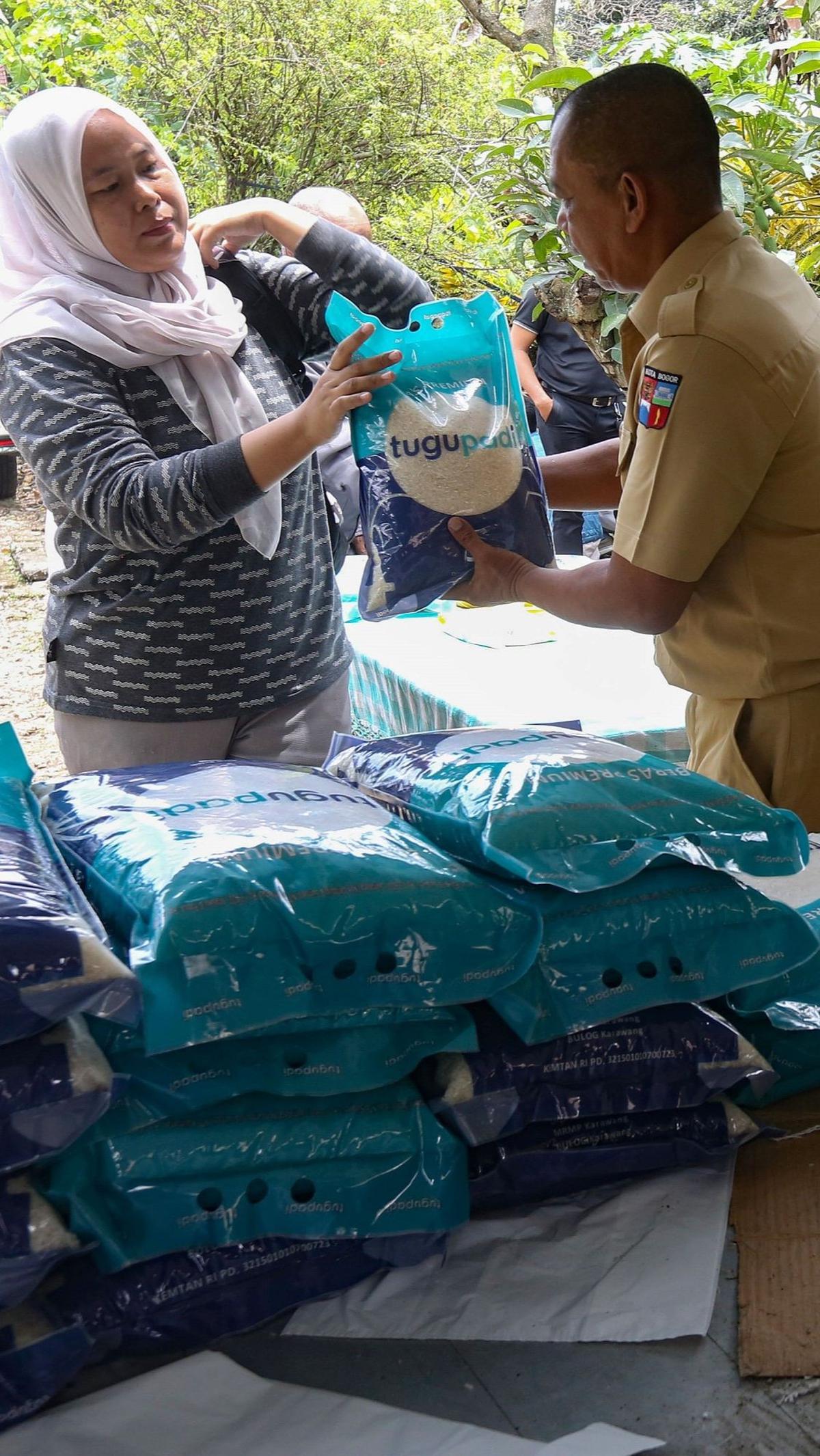 Operasi pasar Bulog ini gecar dilakukan guna menstabilkan harga beras meringankan bebas masyarakat. Foto: Merdeka.com /Arie Basuki