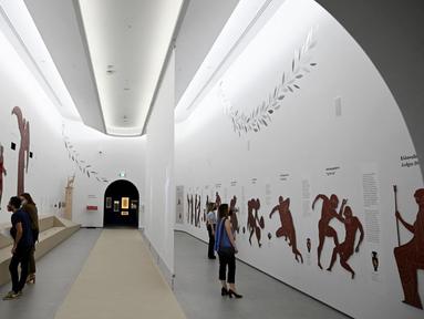 Pengunjung melihat pameran Museum Olimpiade Athena yang baru pada 25 Mei 2021. Tempat lahirnya Olimpiade modern, Athena, akhirnya memiliki museum Olimpiadenya. (Aris MESSINIS/AFP)