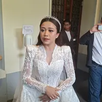 Gaun pernikahan Brisia Jodie saat resmi menikah. Dok. Kapanlagi.com