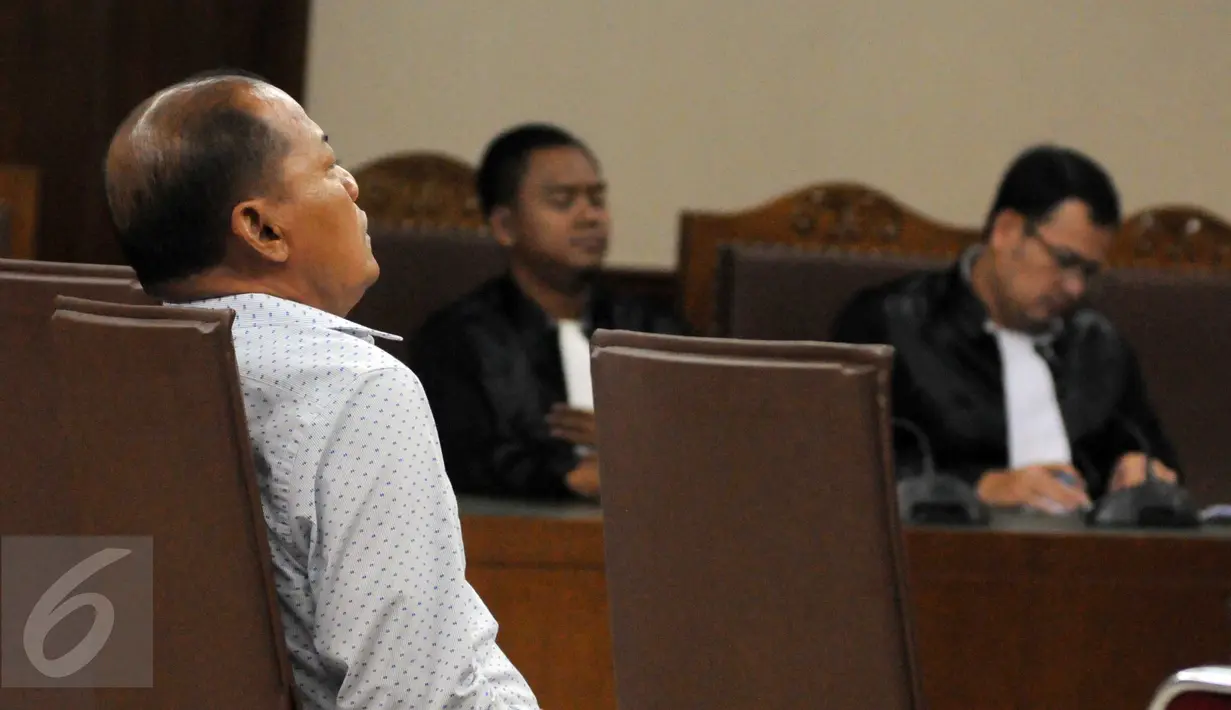 Terdakwa kasus dugaan korupsi pengadaan alat kesehatan RS Khusus Pendidikan Infeksi dan Pariwisata di Universitas Udayana tahun anggaran 2009, I Made Meregawa menjalani sidang putusan di Pengadilan Tipikor Jakarta, Rabu (20/1). (Liputan6.com/Helmi Afandi)