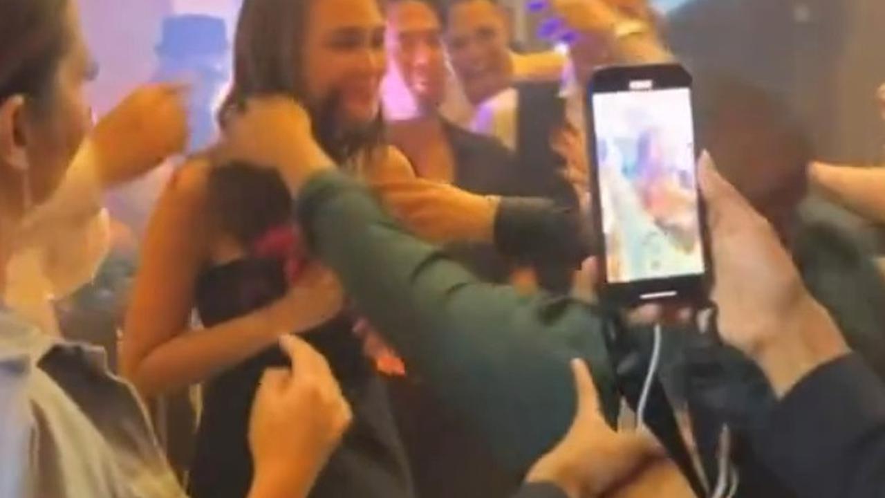 Luna Maya Tersenyum Lebar