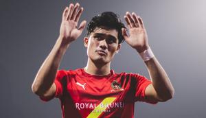 Striker Timnas Indonesia, Ramadhan Sananta mengucapkan selamat tinggal kepada fans DPMM FC di Stadion Hasanal Bolkiah, Bandar Seri Begawan, Rabu (14/5/2026). (Dok. DPMM)