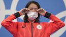 Yui Ohashi, dari Jepang, bereaksi di atas podium setelah memenangkan renang gaya ganti 400 meter individu putri pada Olimpiade Musim Panas 2020, Minggu, 25 Juli 2021, di Tokyo, Jepang. (AP/Matthias Schrader)