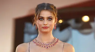 Model Taylor Hill berpose untuk fotografer setibanya dalam upacara pembukaan Venice Film Festival ke-77 di Venesia, Italia, Rabu (2/9/2020). Venice Film Festival tahun ini akan berlangsung dari tanggal 2 hingga 12 September.  (Photo by Joel C Ryan/Invision/AP)