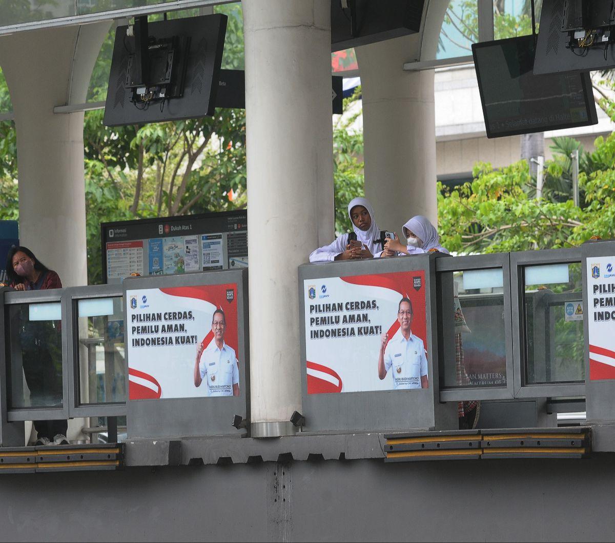 Sejumlah stiker yang menampilkan wajah Pj Gubernur DKI Jakarta Heru Budi&nbsp;Hartono terpampang di Halte TransJakarta Dukuh Atas, Jalan Jenderal Sudirman, Jakarta, Jumat (12/1/2024). Stiker Heru Budi pada sejumlah halte TransJakarta ini sebelumnya viral 