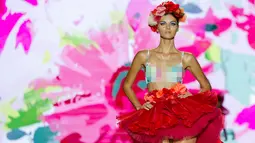 Seorang model mengenakan busana koleksi Spring /Summer 20 rancangan Andres Sarda 17 di Madrid Fashion Week di Madrid, Spanyol, (16/9). (AFP Photo/Belen Diaz)