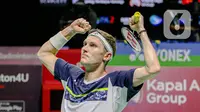 Pebulu tangkis tunggal putra Denmark Viktor Axelsen melakukan selebrasi usai mengalahkan pebulu tangkis tunggal putra China Zhao Jun Peng pada pertandingan final East Ventures Indonesia Open 2022 di Istora Senayan, Jakarta, Minggu (19/6/2022). Viktor Axelsen menjuarai tunggal putra East Ventures Indonesia Open 2022 usai mengalahkan Zhao Jun Peng dengan skor 21-9, 21-10. (Liputan6.com/Faizal Fanani)