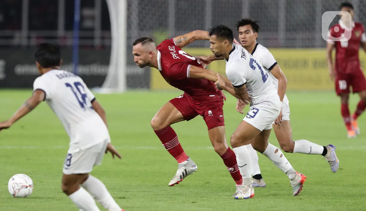 Pemain depan timnas Indonesia, Ilija Spasojevic (kedua kiri) berusaha melewati hadangan pemain Kamboja pada kualifikasi Grup A Piala AFF 2022 di Stadion Utama Gelora Bung Karno, Jakarta, Jumat (23/12/2022). Indonesia unggul 2-1 atas Kamboja. (Liputan6.com/Helmi Fithriansyah)